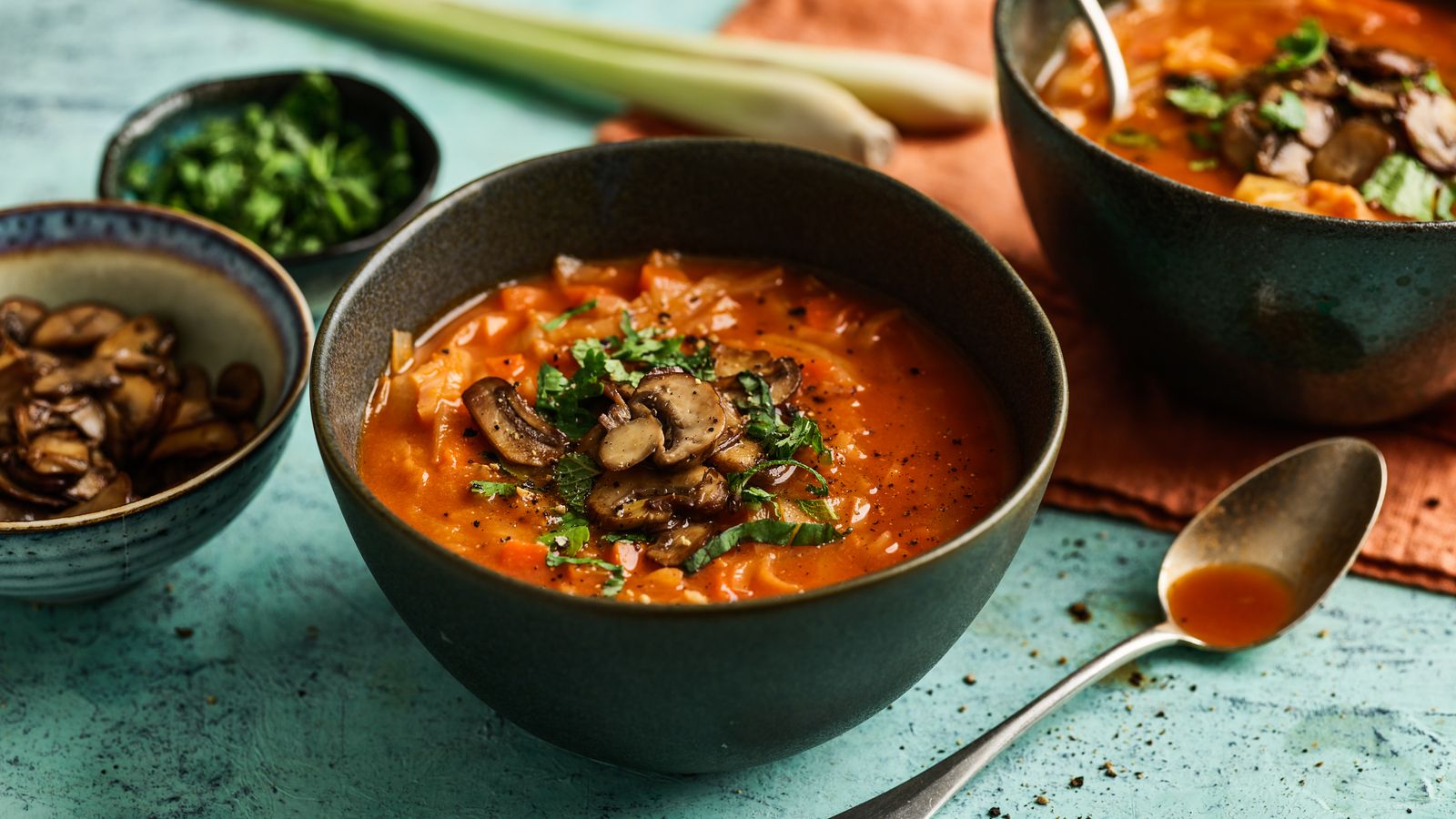 Thailändische Weisskohlsuppe in einer braunen Schale serviert