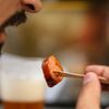 Mann isst eine Curry-Wurst