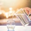 Wasserkrug und ein Wasserglas