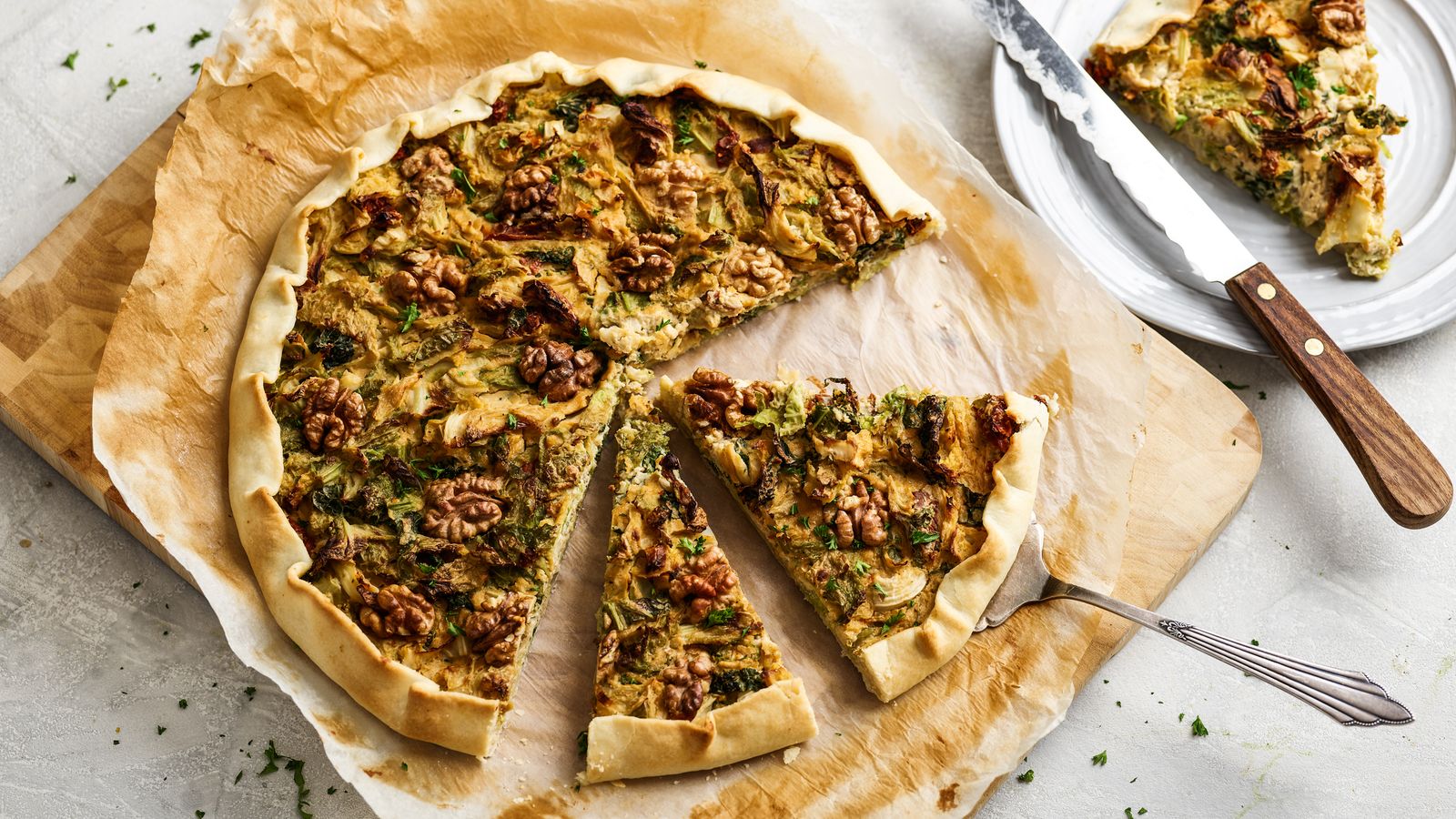 Wirsing-Tarte auf einem Holzbrett serviert