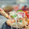 Pizzastück mit Käse und Salami
