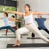 Mehr Bewegung durch Yoga - Gruppe in einem Kurs