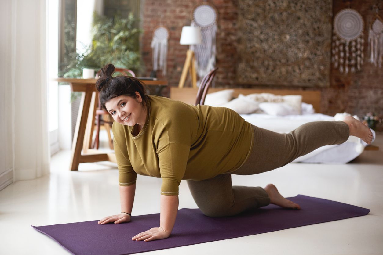 èbergewichtige Frau macht Yoga