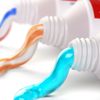 Verschiedene Zahnpasten mit gefährlichen Stoffe