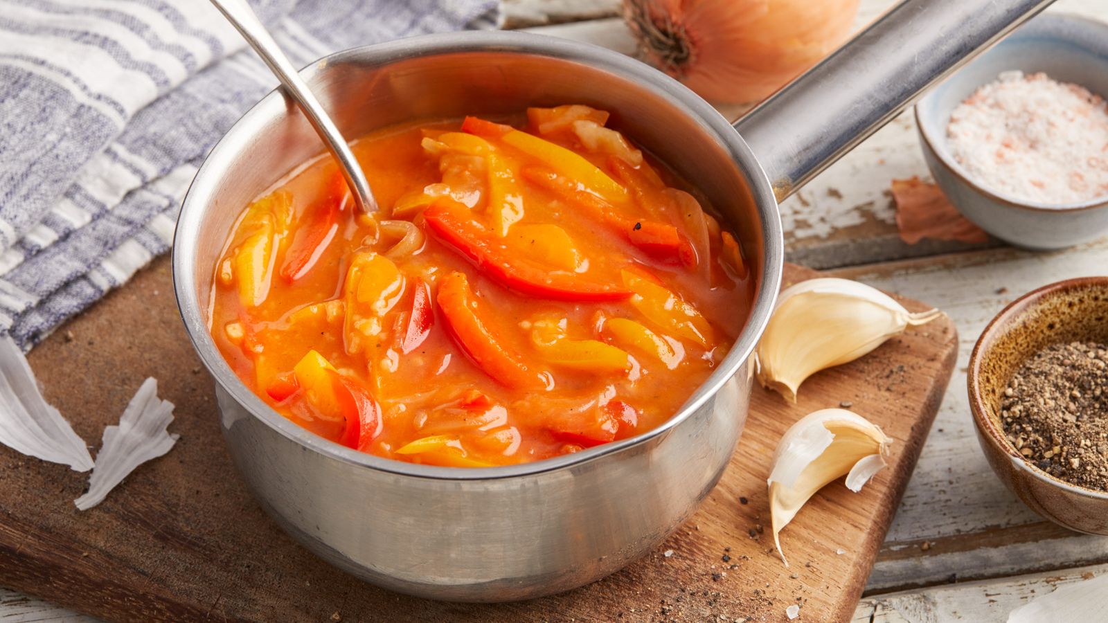 Zigeunersauce – Paprikasauce mit Zwiebeln und Karotten