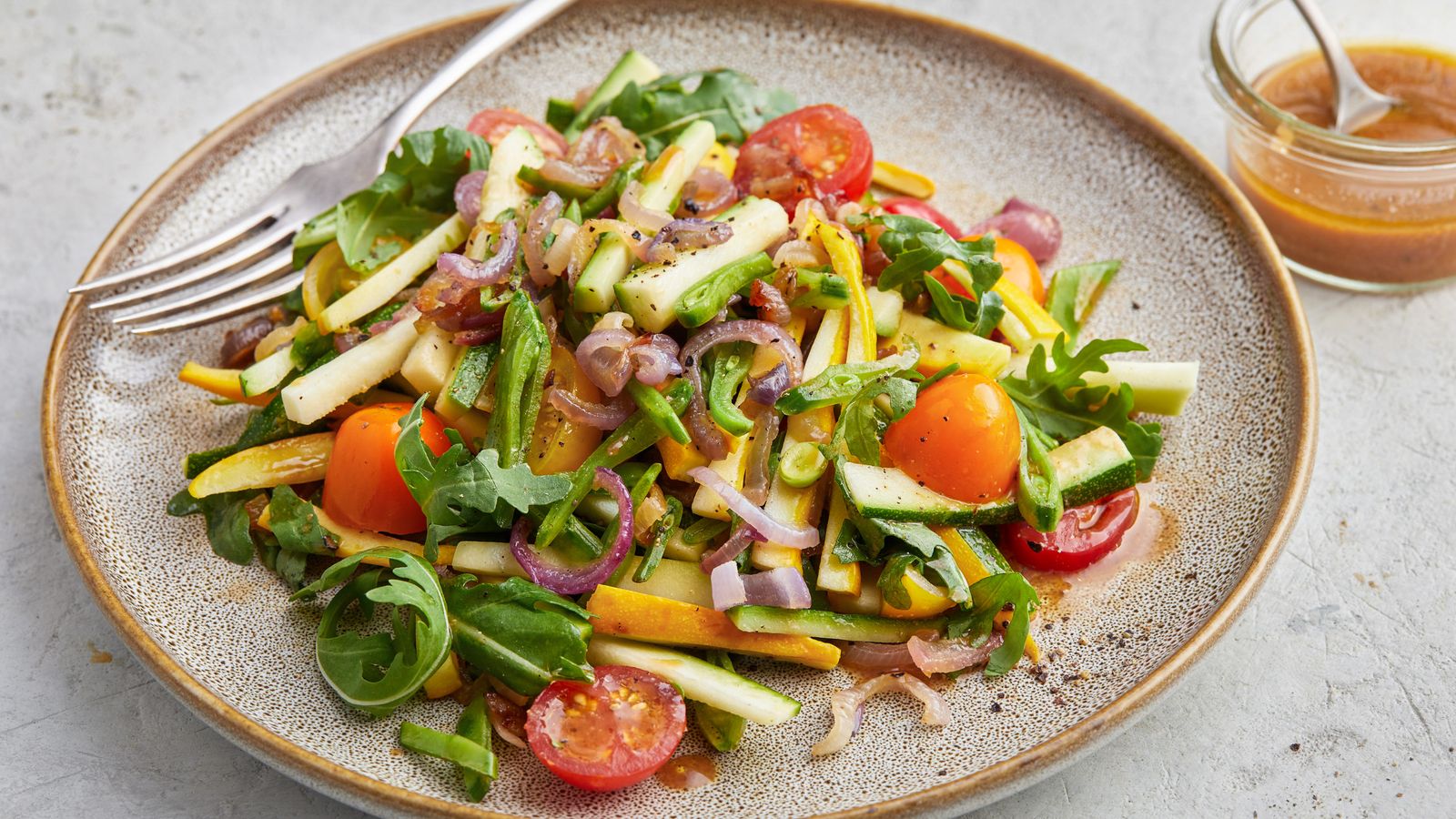 Zucchinisalat mit Zwiebeldressing