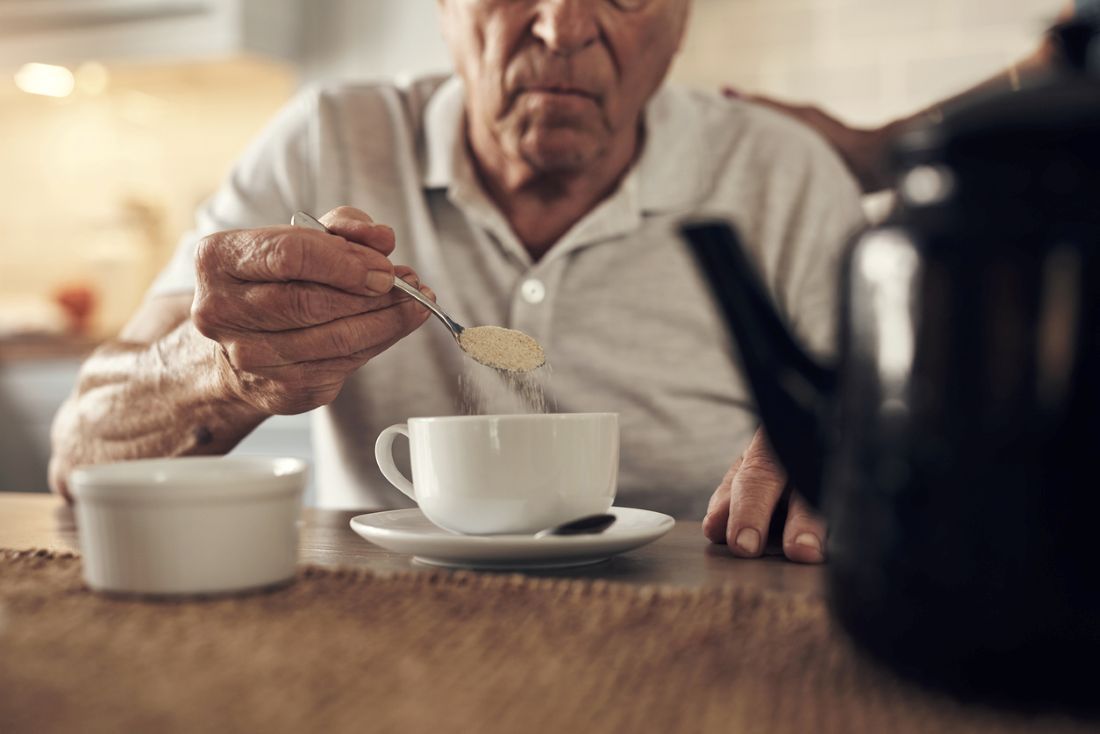 Älterer Mann, der zu Hause eine Tasse Kaffee trinkt