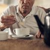 Älterer Mann, der zu Hause eine Tasse Kaffee trinkt