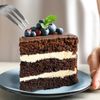Frau isst ein Stück Torte