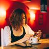 Mädchen beim Zucker in die Kaffeetasse