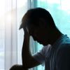 Er hat Depressionen und Stress von der Gesellschaft und der Arbeit. 