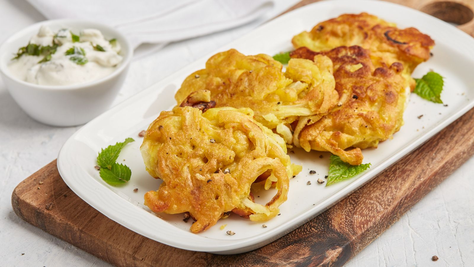 Zwiebel-Bhajis auf einem Teller serviert