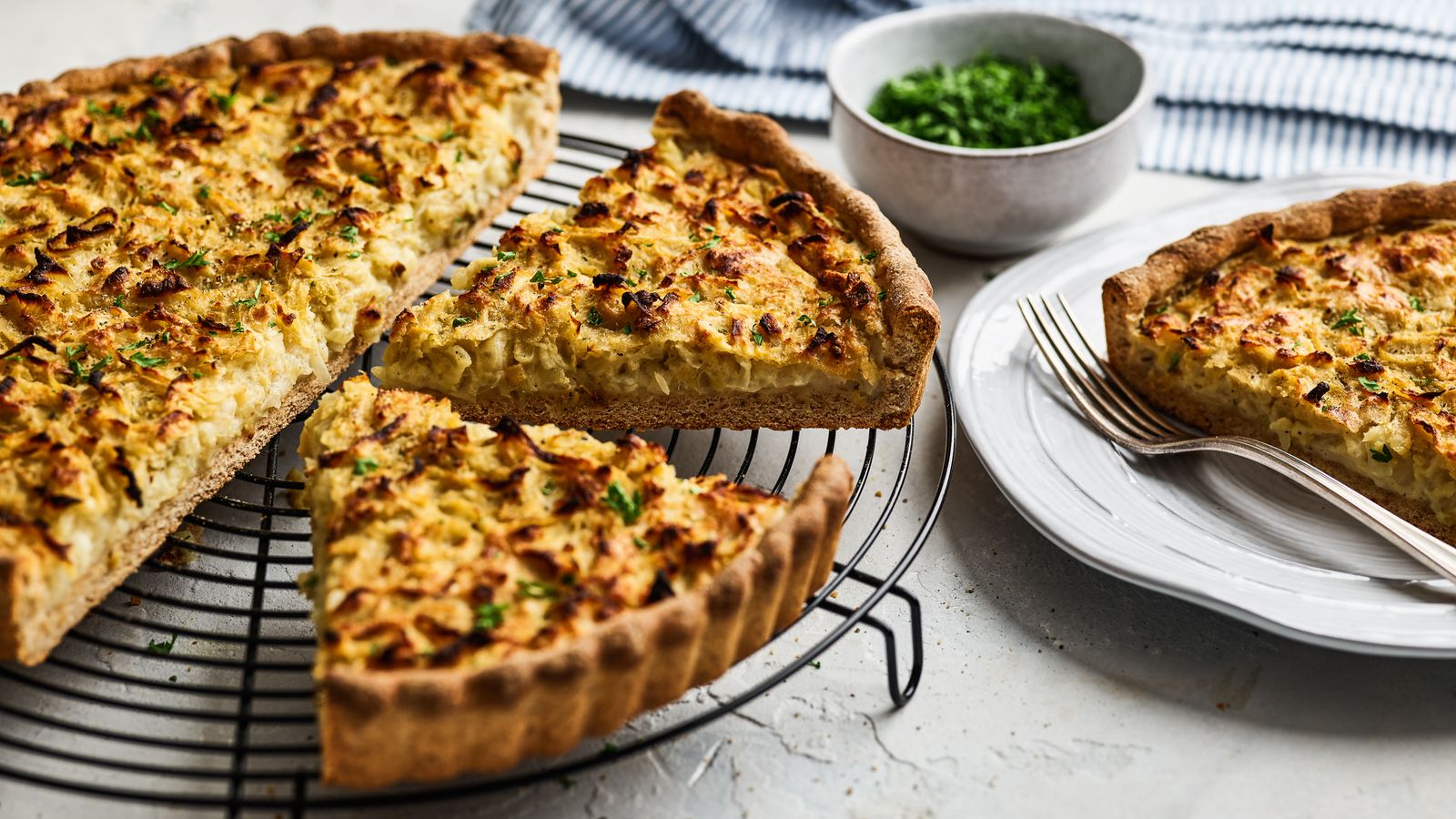 Zwiebelkuchen auf einem Gitter